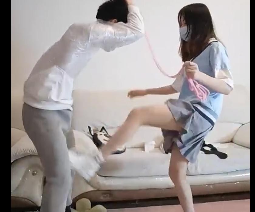 丫丫 踢裆
